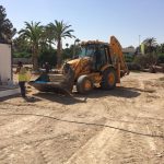 detalle del camión trabajando en las obras del residencial Jardines de Olimpo